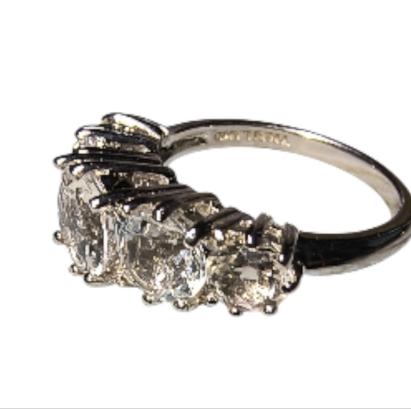 White Topaz And Sterling Silver Graduated Gemstone Ring - Picture 3 of 11